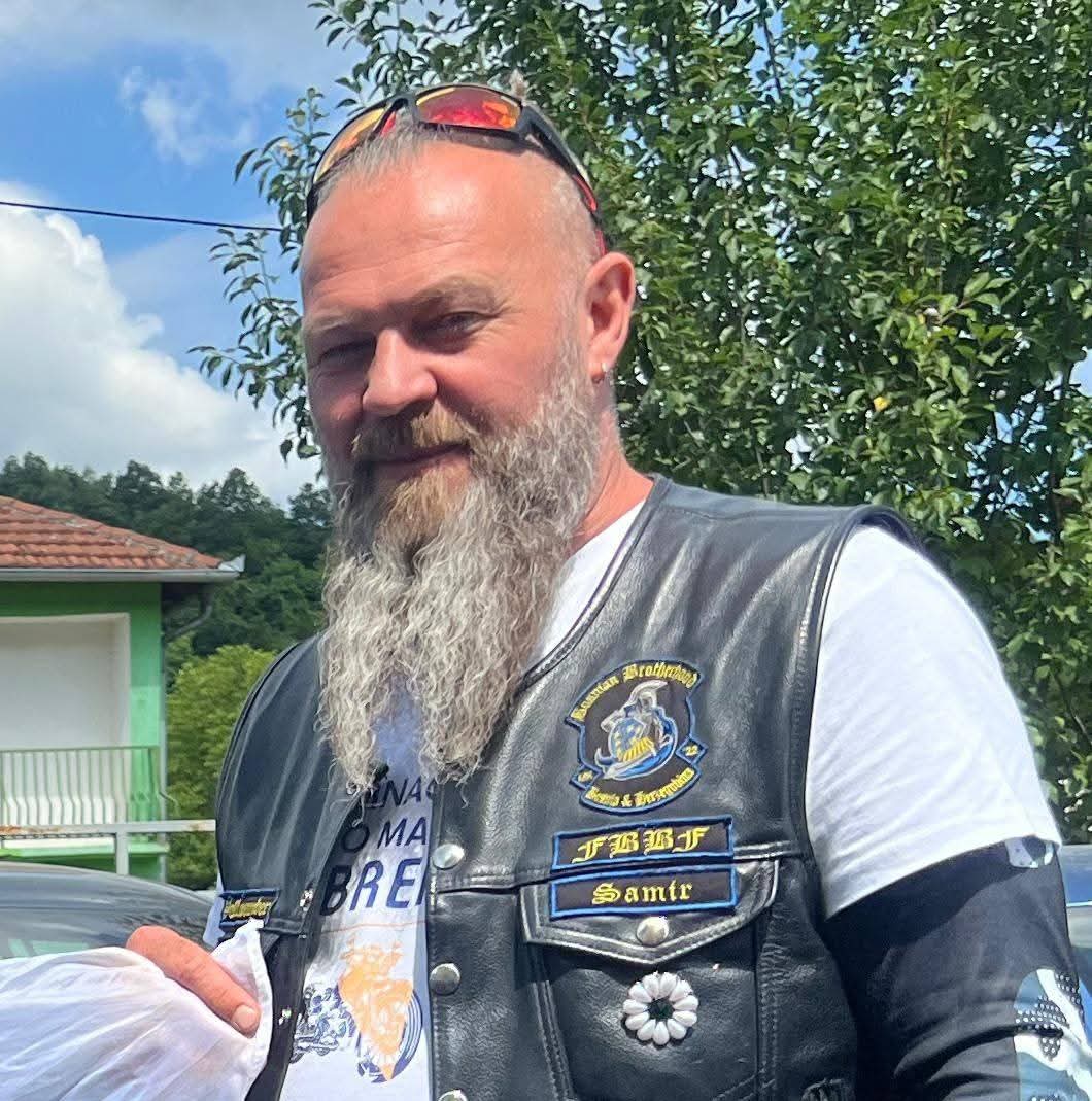 Iznad neba sunce sija